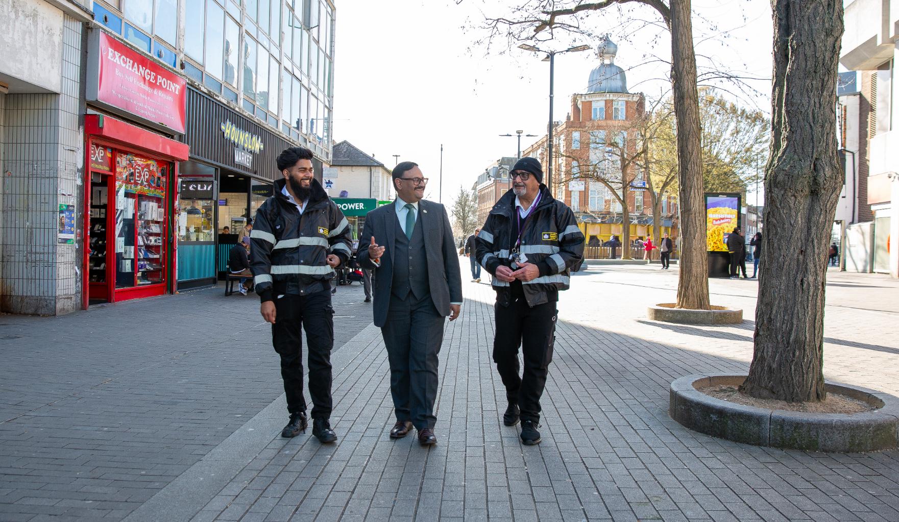 Leader of Hounslow Council with enforcement officers on Hounslow High Street (1)_web
