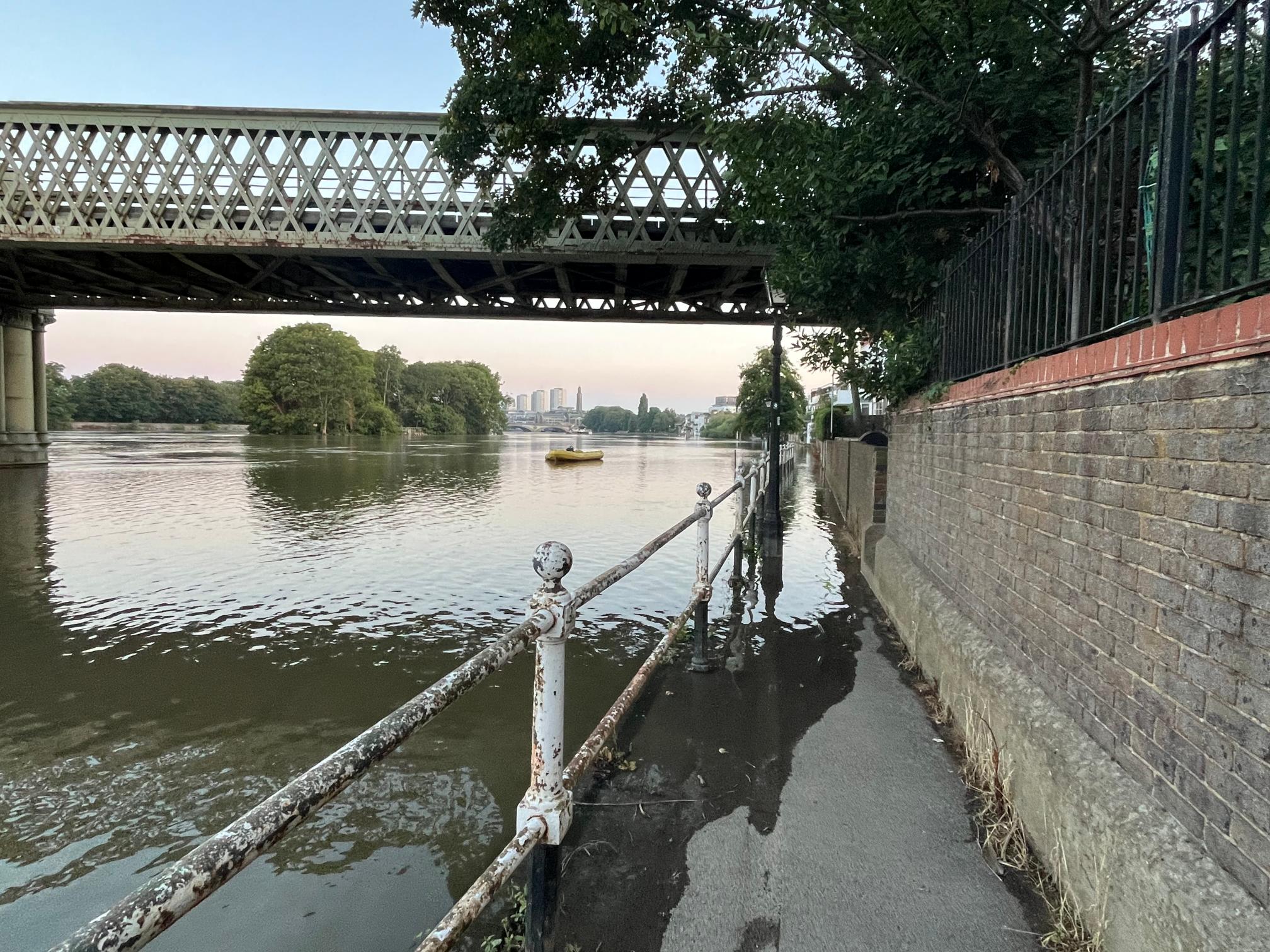 Strand on the Green towpath flooded 2_web