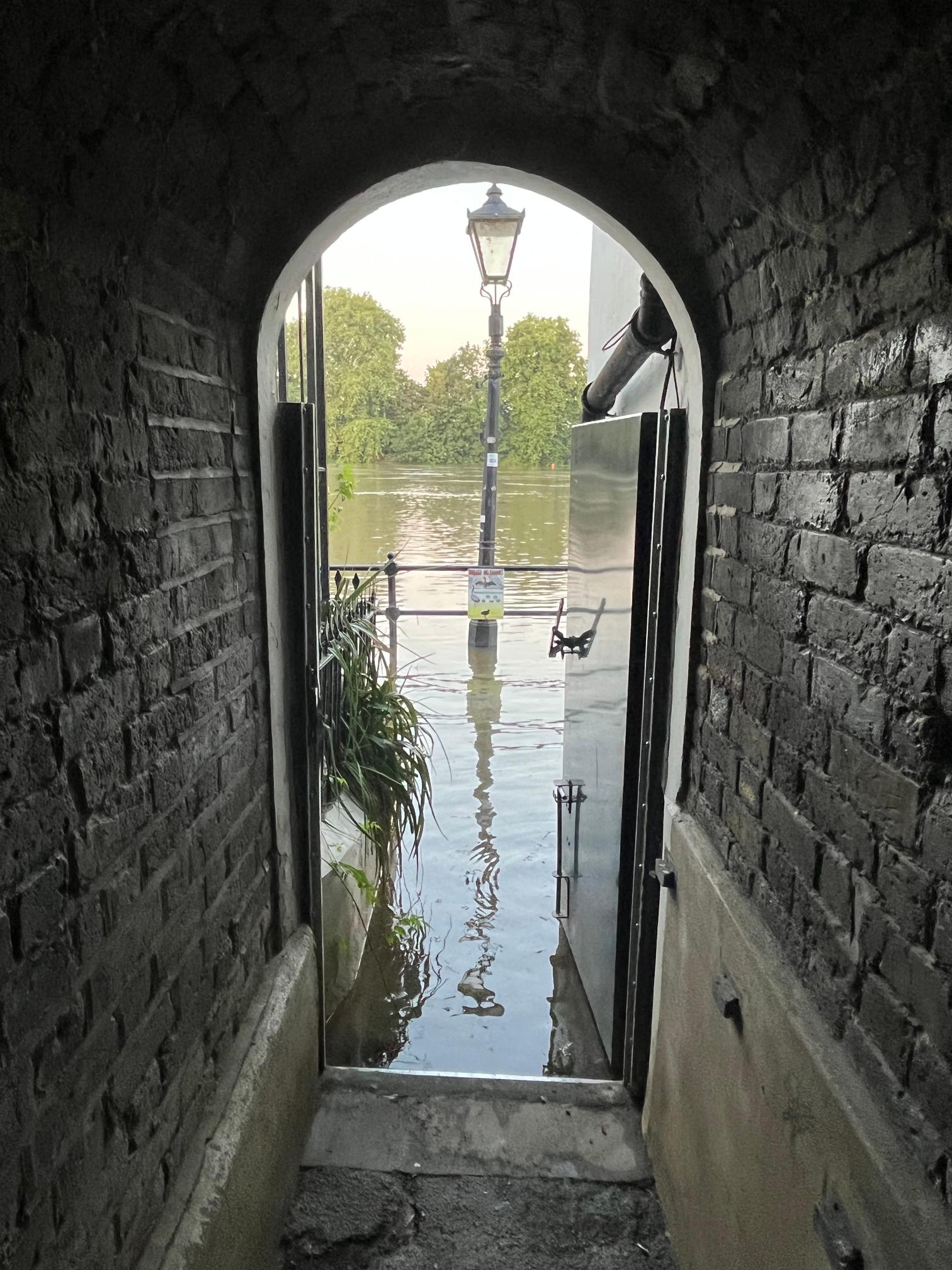 Strand on the Green towpath flooded 5_web